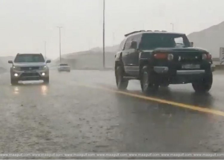 దుబాయ్, అబుధాబిలో వర్షాలు.. చల్లబడిన వాతావరణం