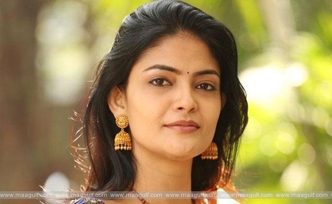 పబ్లిసిటీ పిచ్చ పరాకాష్టకెళ్లిందిగా.! ‘ఆమె’ గురించి ‘ఈమె’కెందుకంట.!