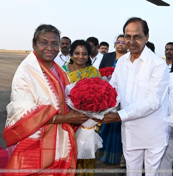 1 రాష్ట్రపతికి స్వాగతం పలికిన సీఎం కేసీఆర్