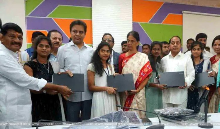 విద్యార్థులకు ల్యాప్ టాప్ లు, డెస్క్ టాప్ లు అందజేసిన మంత్రి కేటీఆర్