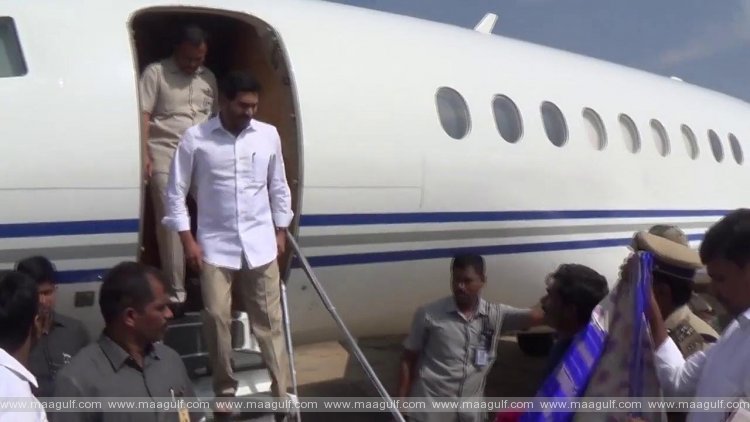 1 సీఎం జగన్ ప్రయాణిస్తున్న స్పెషల్ ఫ్లైట్లో సాంకేతిక లోపం