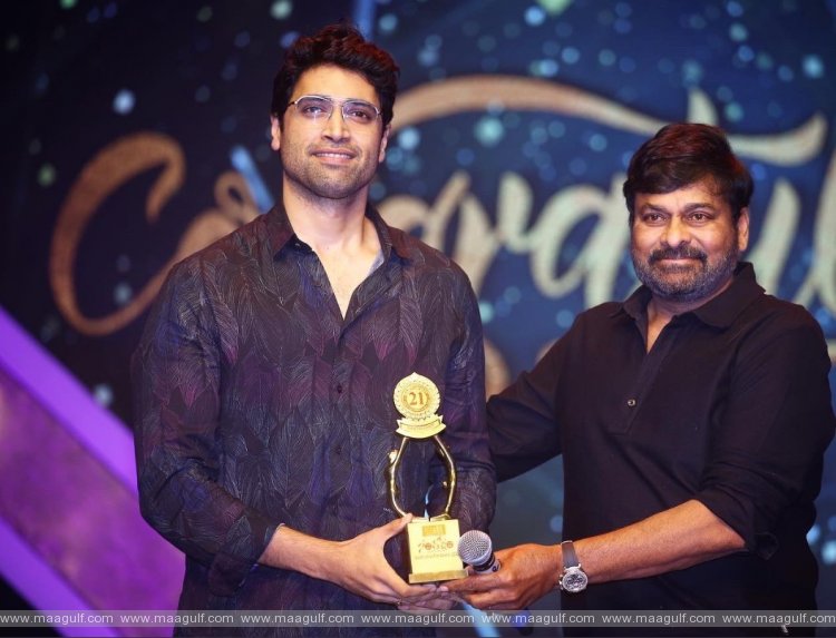 9 చిరంజీవి చేతులు మీదగా అవార్డుని అందుకున్న అడివి శేషు..