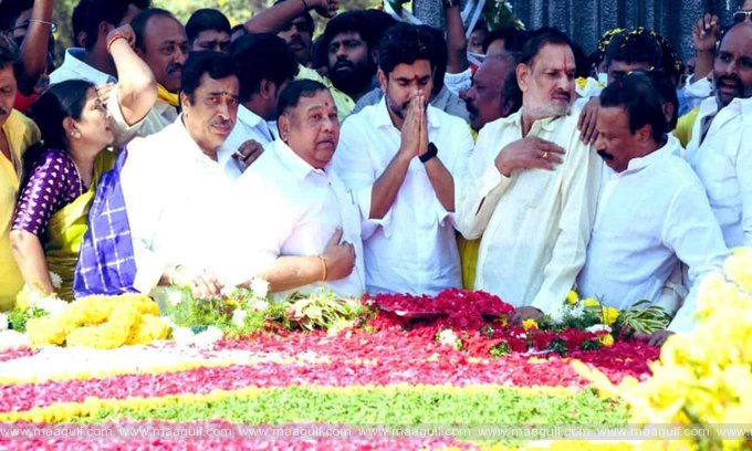 1 ఎన్టీఆర్ ఘాట్ వద్ద నివాళ్లు అర్పించిన నారా లోకేష్