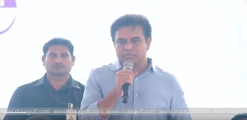 విద్యార్థులకు ట్యాబ్‭లను పంపిణీ చేసిన మంత్రి కెటిఆర్‌