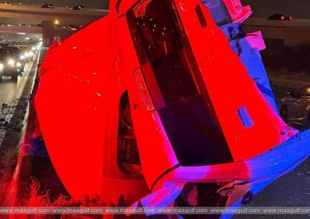 స్తంభాన్ని ఢీకొట్టడంతో.. రెండు ముక్కలైన వాహనం