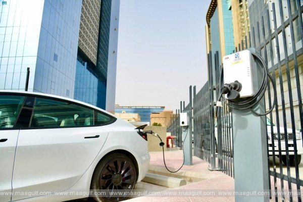 సాంప్రదాయ కార్ల స్థానంలో ఎలక్ట్రిక్ కార్లు..!