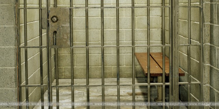 దుకాణంలో దొంగతనం చేస్తూ.. పట్టబడ్డ ఇద్దరికి జైలుశిక్ష, జరిమానా