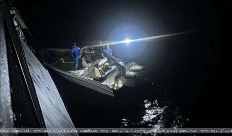 1 సముద్రంలో నిలిచిన బోట్.. నలుగురుని రక్షించిన నేవీ