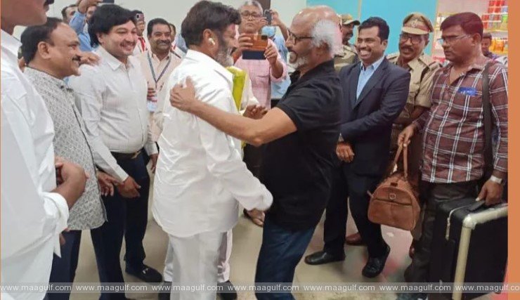 గన్నవరం విమానాశ్రయంలో రజనీకాంత్ కు ఘనస్వాగతం పలికిన బాలకృష్ణ