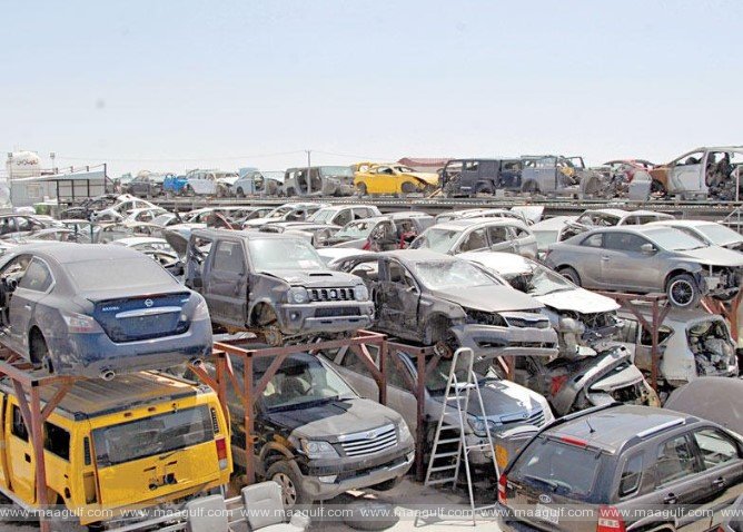 క్రేన్‌కు విద్యుత్‌ తీగ తగలడంతో.. ఇద్దరు మృతి