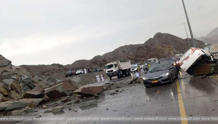 భారీ వర్షాల కారణంగా విరిగిపడ్డ కొండచరియలు