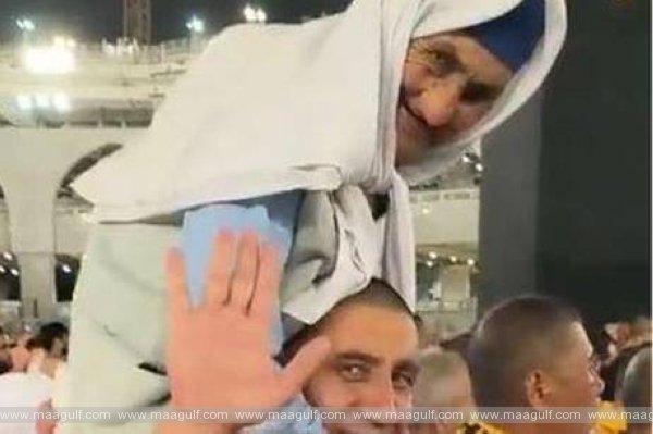 తల్లిని భుజాలపై ఎక్కించుకొని ఉమ్రా చేయించిన కొడుకు..!