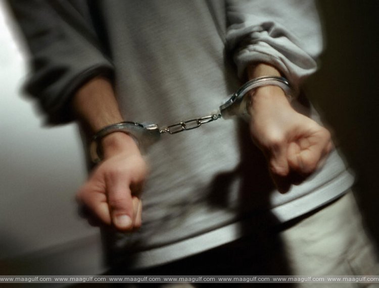 ప్రయాణీకుల నగదు, నగలు దొంగతనం.. ముగ్గురు విమానాశ్రయ సిబ్బంది అరెస్ట్