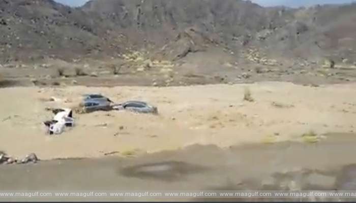 ఒమన్‌లో భారీ వర్షాలు.. వరదల్లో కొట్టుకుపోయిన వాహనాలు