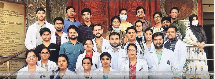 హైదరాబాద్ లో నల్ల బ్యాడ్జీలతో నిరసన తెలిపిన జూనియర్  డాక్టర్లు