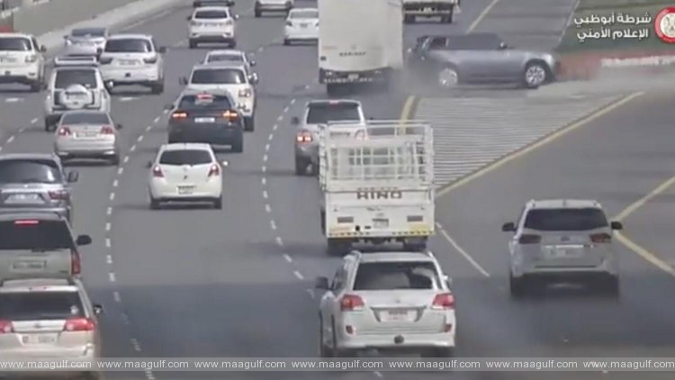 హైవేపై లేన్ మారి.. ట్రక్కును ఢీకొట్టి బోల్తాపడ్డ కారు..!