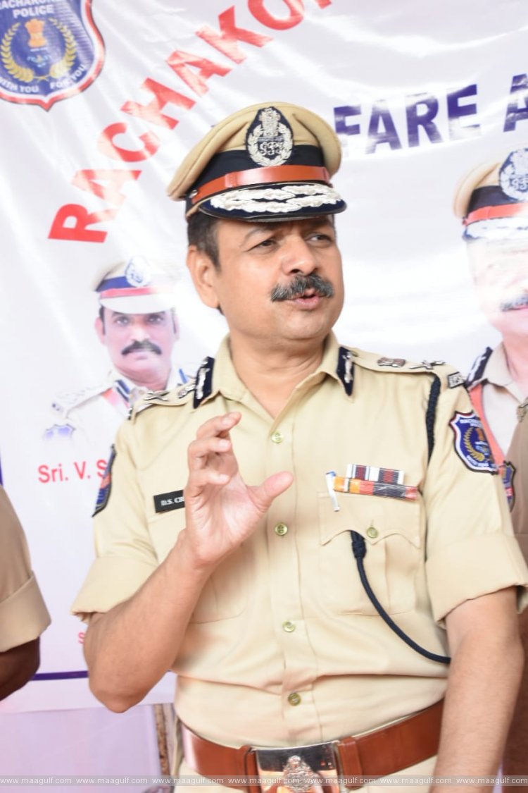 ట్రాఫిక్ సిబ్బందికి ఏసీ హెల్మెట్లను, ఓఆర్ఎస్ ప్యాకెట్లను పంపిణీ చేసిన కమీషనర్ చౌహాన్