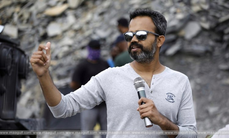 ఫ్యాన్స్ టార్చర్ పడలేక ప్రబాస్ డైరెక్టర్ ఏం చేశాడంటే.!