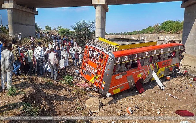 వంతెన పై నుంచి నది పడిన బస్సు.. 15 మంది మృతి
