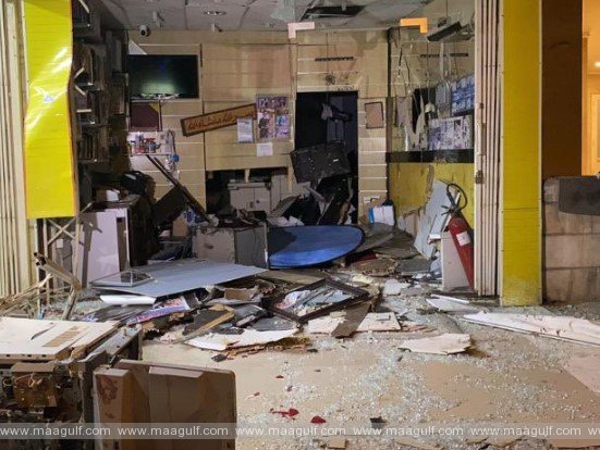 దుకాణంలోకి దూసుకెళ్లిన వాహనం.. ముగ్గురికి గాయాలు