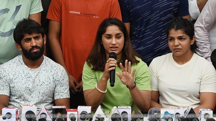 పోలీసు మద్యం మత్తులో మమ్మల్ని దుర్భాషలాడాడు.