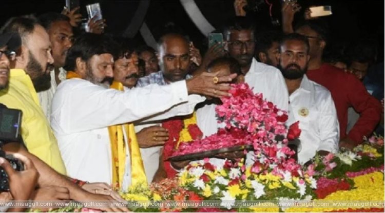 ఎన్టీఆర్ ఘాట్ వద్ద నివాళులు అర్పించిన బాలకృష్ణ