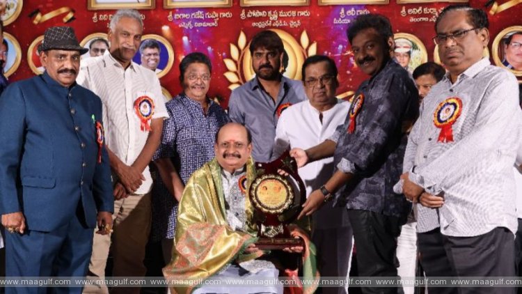 డా.బ్రహ్మానందం చే వంశీ రామరాజు కి \'కళా సమ్రాట్\' బిరుదు ప్రదానం..