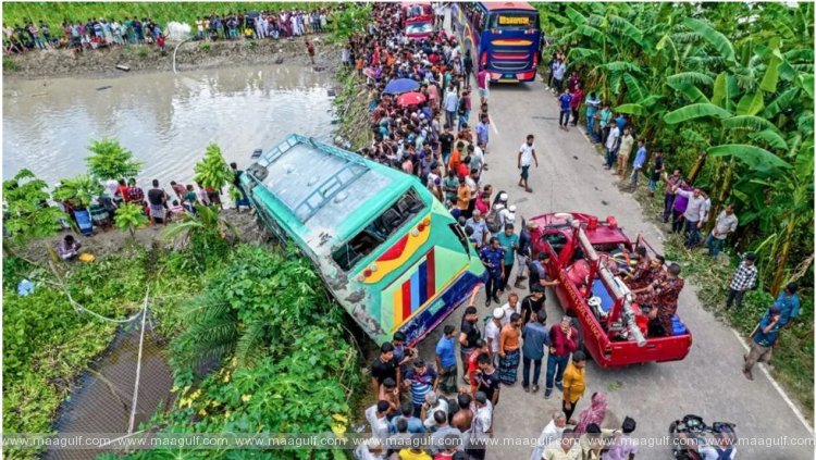 బంగ్లాదేశ్: చెరువులోకి దూసుకెళ్లిన బస్సు ..17 మంది మృతి