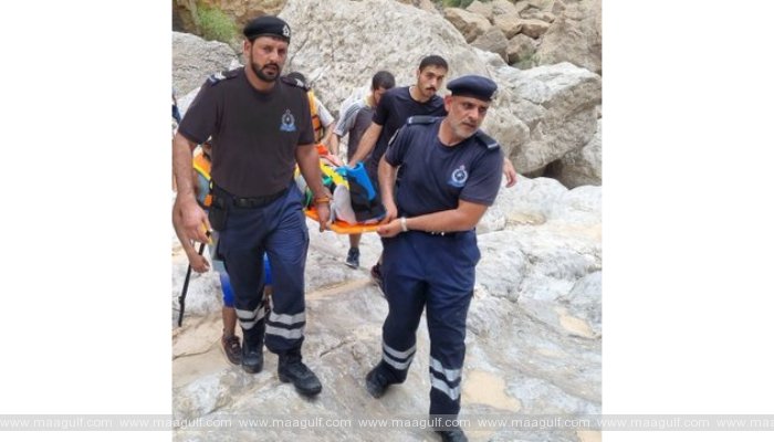 ఒమన్‌లోని పర్వత శిఖరం నుండి పడిన వ్యక్తి. ఆస్పత్రికి తరలింపు