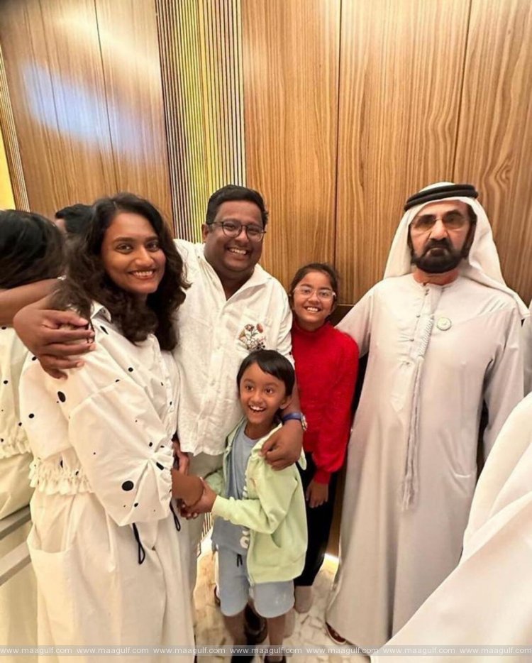 ఎలివేటర్‌లో దుబాయ్ పాలకుడు. సంతోషంలో భారతీయ కుటుంబం
