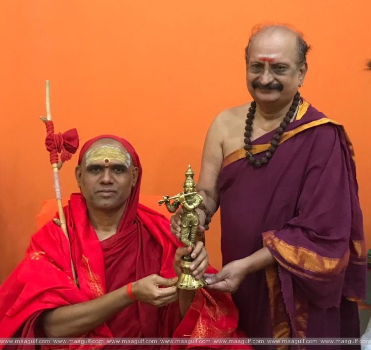 శ్రీ దత్త విజయానంద తీర్థస్వామి వారికి వంశీ స్వర్ణోత్సవ జ్ఞాపిక బహూకరణ