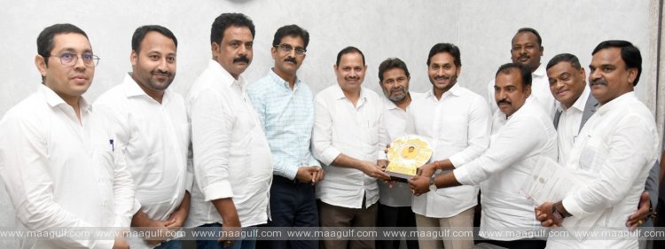 ఏపీ సీఎం జగన్‌ ని కలిసిన గల్ఫ్ దేశాల APNRTS కో-ఆర్డినేటర్లు