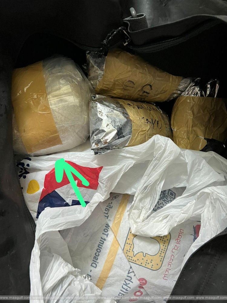 రైస్ బ్యాగులను తెచ్చుకుంటున్న భారతీయ ప్రవాసులు