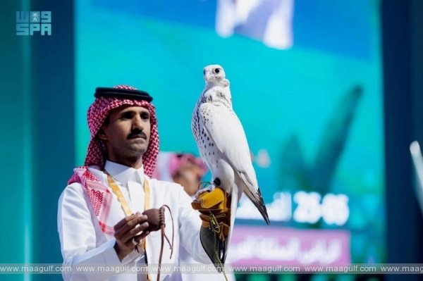 వేలంలో $146,000 పలికిన అమెరికన్ ఫాల్కన్