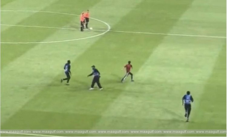 స్టేడియంలోకి దూసుకొచ్చిన అభిమానులు. ముగ్గురు అరెస్ట్