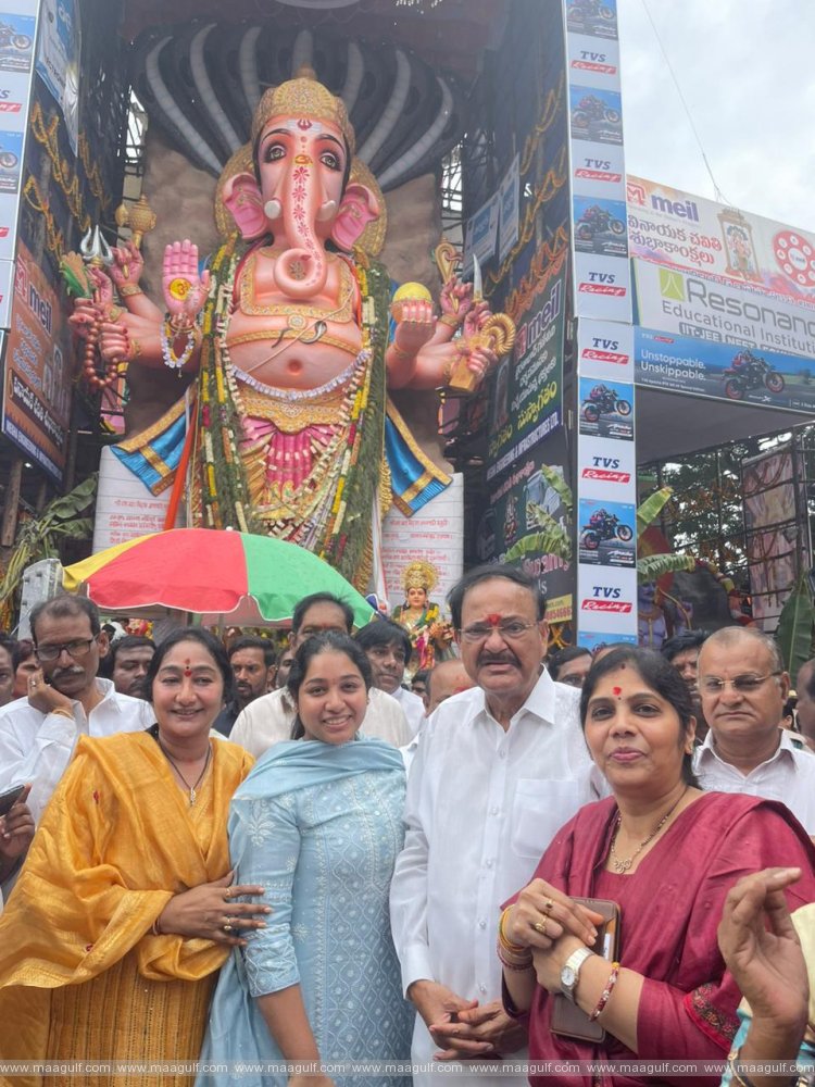 ఖైరతాబాద్ వినాయకుడిని సందర్శించిన వెంకయ్యనాయుడు