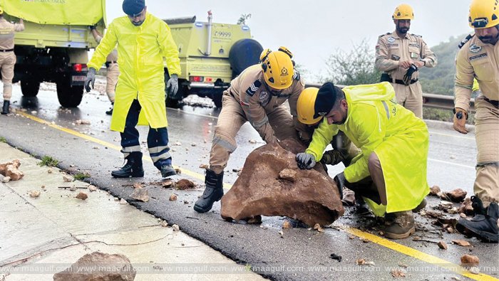 తేజ్ తుఫాన్ ఎఫెక్ట్:  ధోఫర్‌లో భారీ వర్షాలు, ట్రాఫిక్‌కు అంతరాయం
