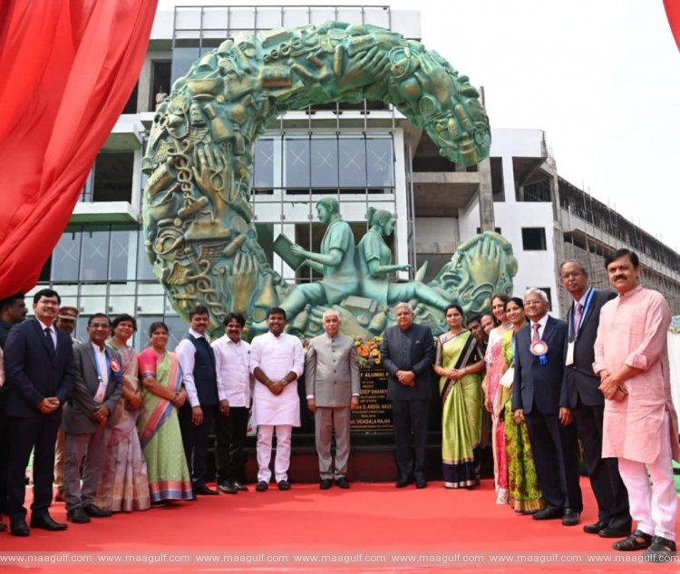 ఆంధ్ర వైద్య కళాశాల పైలాన్ ను ఆవిష్కరించిన ఉప రాష్ట్రపతి