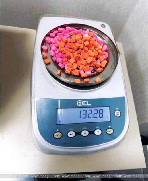 కొకైన్‌ను స్మగ్లింగ్‌.. ట్రావెలర్‌ అరెస్ట్‌