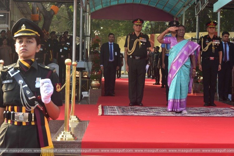 President of India presents President\'s colour to Armed Forces Medical College