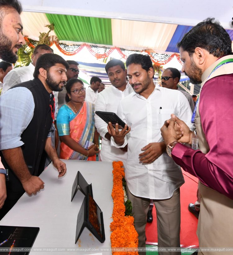 ఏపిలో ట్యాబ్ ల పంపిణీని ప్రారంభించిన సిఎం జగన్