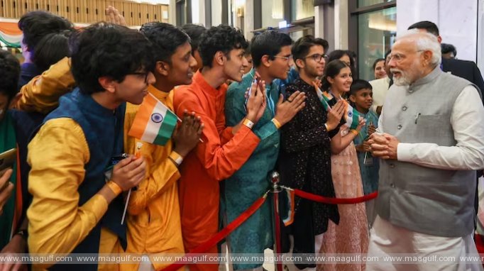 దుబాయ్‌ లో ప్రధాని మోదీకి ఘన స్వాగతం పలికిన భారత ప్రవాసులు