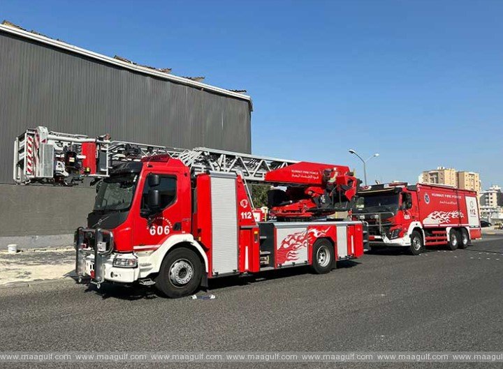 కుప్పకూలిన పదేల్ స్టేడియం పైకప్పు..నలుగురికి గాయాలు