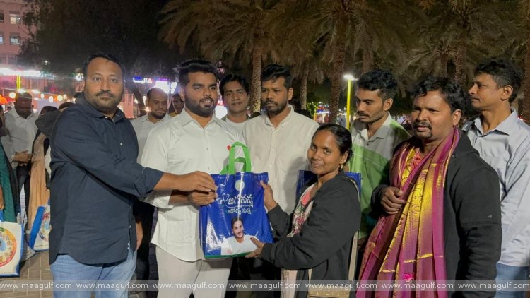 వైఎస్సార్సీపీ ఆధ్వర్యంలో నిత్యావసర సరుకుల పంపిణి
