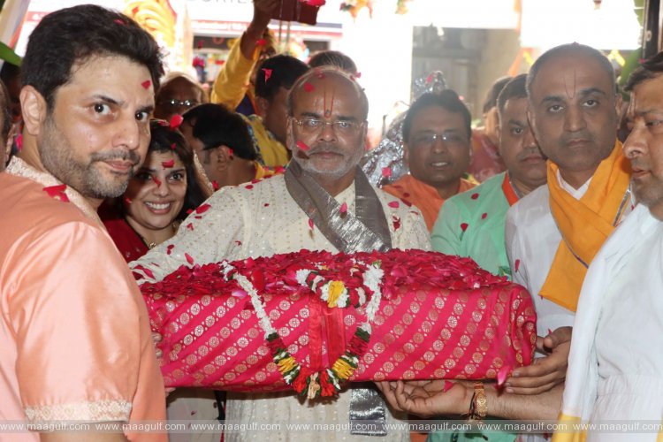 Dhwaja Ji prays at Giriraj Temple in Gujrati galli