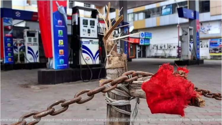 హైదరాబాద్‌లో పలు పెట్రోల్ బంకుల్లో నో స్టాక్ బోర్డులు