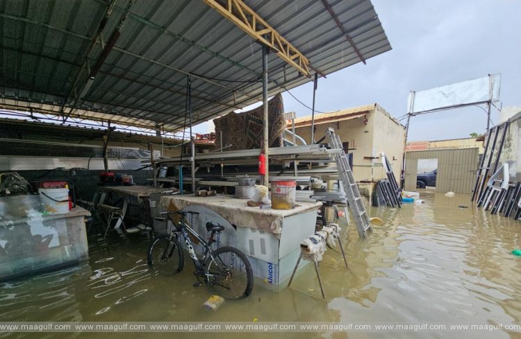 ఇంకా వ‌ర‌ద‌ల్లోనే దుకాణాలు, కార్లు!