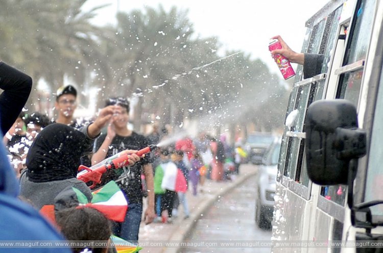 వాట‌ర్ బెలున్స్ విసిరితే..500 దీనార్ల వరకు జరిమానా