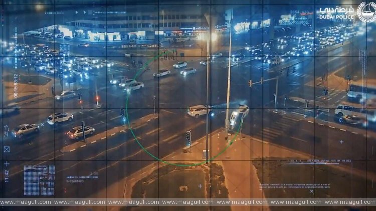 దుబాయ్‌లో రోడ్డు ప్రమాదం. బోల్తాపడ్డ కారు