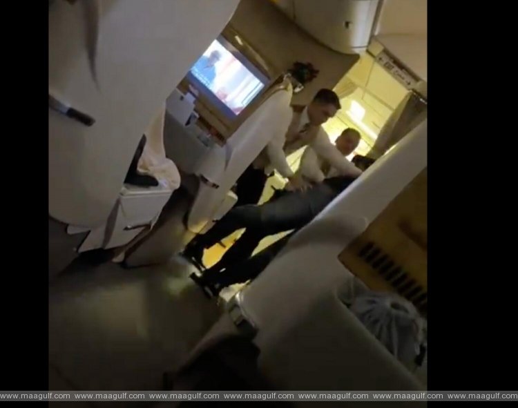 ఎమిరేట్స్ విమానంలో మద్యం మత్తులో ప్రయాణికుడి వికృత చేష్టలు